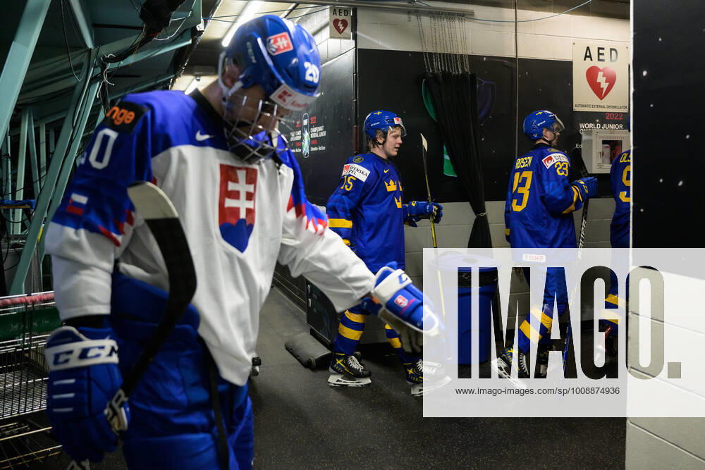 Juraj Slafkovsky of Slovakia looks dejected as Ake Stakkestad and Isak Rosà n of Sweden walk back to the locker room after the 2022 IIHF World Junior Championship game between Sweden and Slovakia on December 27, 2021 in Red Deer. Photo: Joel Marklund BILDBYRAN kod JM JM0248 bbeng ishockey Ice hockey, Eishockey jvm junior-vm u20 2022 iihf world junior championship world juniors sverige sweden slovakien slovakia jubel depp