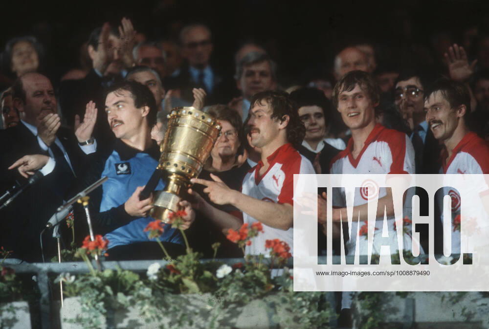DFB-Pokalfinale 1980 Fortuna Duesseldorf - 1. FC Koeln 2:1 04.06.1980 V.l: Mannschaftskapitän Jörg Daniel mit Pokal. Daneben: Heinz Wirtz, Rudi Bommer und Heiner Baltes.