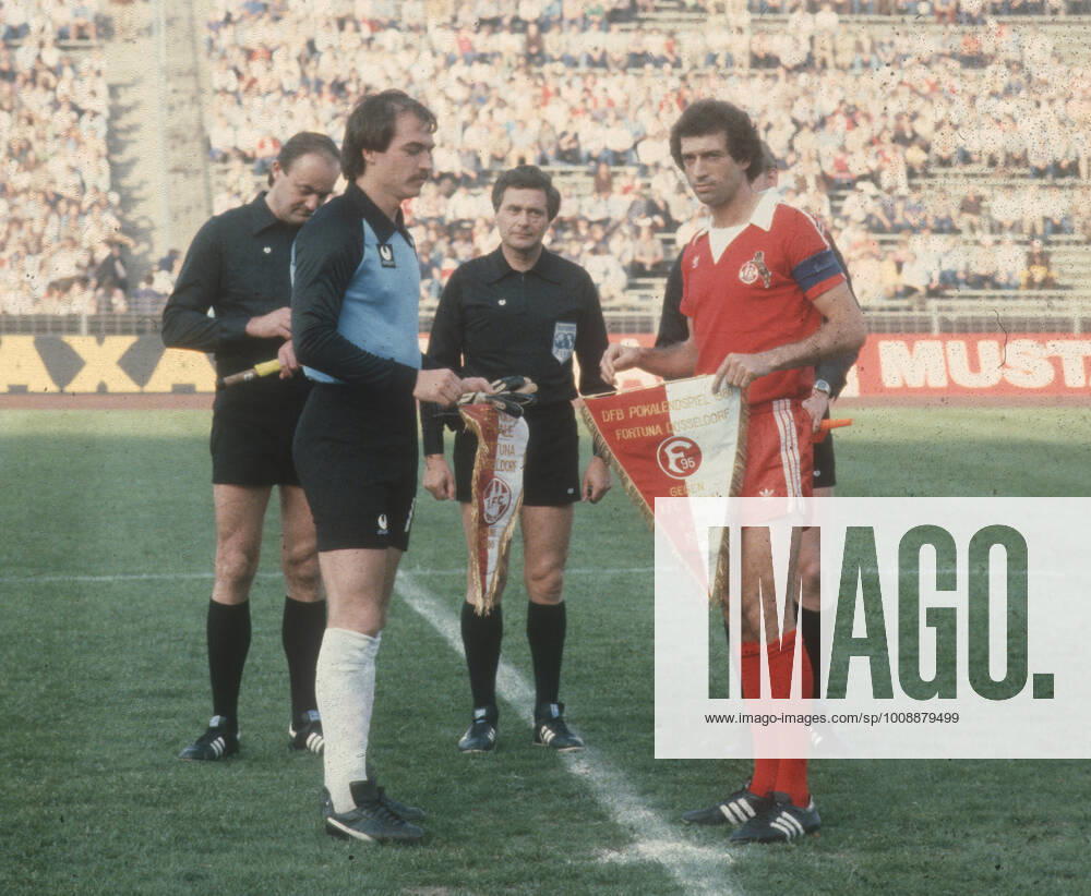 DFB-Pokalfinale 1980 Fortuna Duesseldorf - 1. FC Koeln 2:1 04.06.1980 Begrüßung: Jörg Daniel (F95 li.) und Bernd Cullmann (Köln)