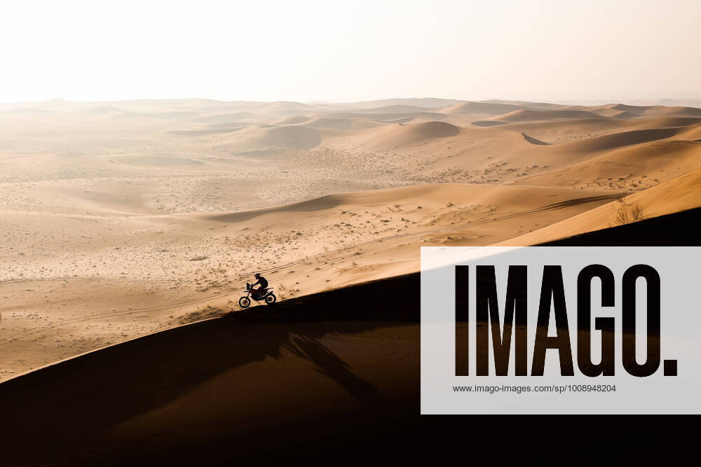 KW01 18 Price Toby (aus), Red Bull KTM Factory Racing, KTM 450 Rally Factory Replica, Moto, W2RC, action during the Stage 3 of the Dakar Rally 2022 between Al Qaysumah and Al Qaysumah, on January 4th 2022 in Al Qaysumah, Saudi Arabia - AUTO - DAKAR 2022 - STAGE 3 DPPI Panoramic 20220104_FGOO5635