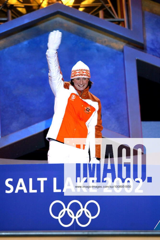 PECHSTEIN Claudia Team GER bei der Siegerehrung 1.Platz 5000m der Frauen Weltrekord Eisschnelllauf Team GER Olympiasiegerin Olympische Winterspiele 2002 Salt Lake City USA am 11. 02. 2002 in Salt Lake City