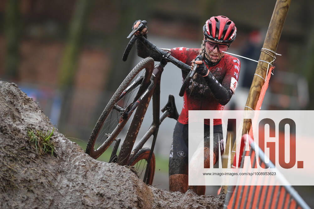 Dutch Inge van der Heijden pictured in action during the women s elite race of the Cyclocross Gullegem cycling event, Tuesday 04 January 2022 in Gullegem. DAVIDxSTOCKMAN x3165814x