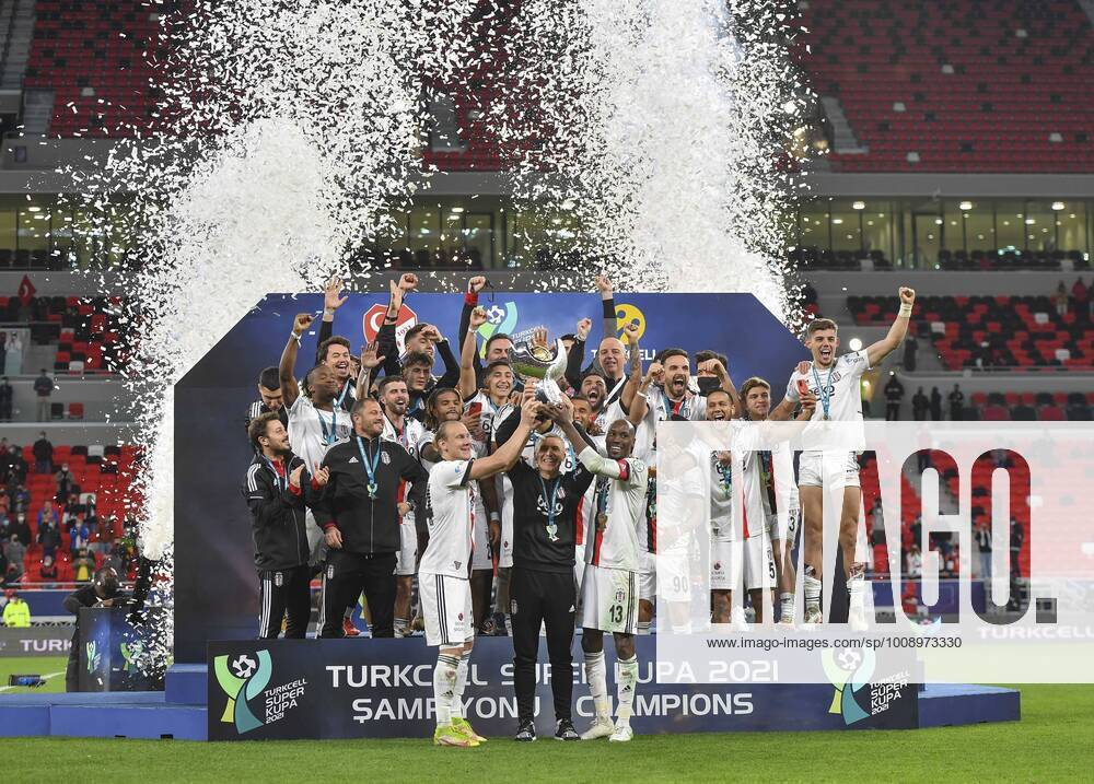 KW01 (220106) -- AL RAYYAN, Jan. 6, 2022 -- Members of Besiktas celebrate on the podium during the awarding ceremony of the Turkish Super Cup 2021 final between Besiktas and Antalyaspor at the Ahmed bin Ali Stadium in Al Rayyan, Qatar, on Jan. 5, 2022. (Photo by Nikku Xinhua) (SP)QATAR-AL RAYYAN-FOOTBALL-TURKISH SUPER CUP-FINAL yangyuanyong