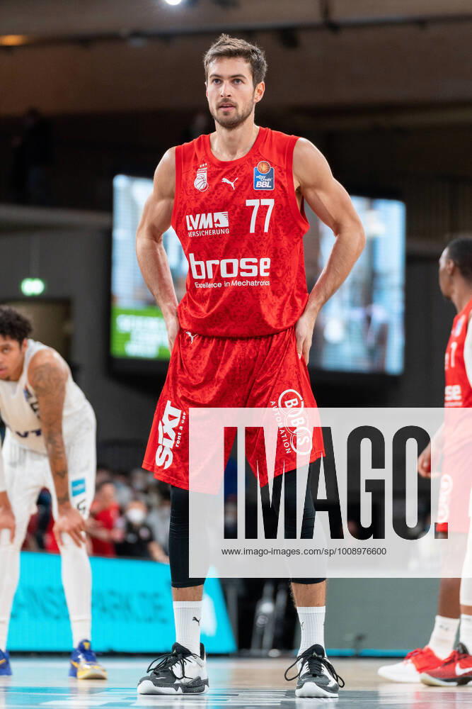 Tomas Kyzlink (Brose Bamberg 77) Hamburg Towers vs. Brose Bamberg, Basketball, Bundesliga, Hauptrunde, Spieltag 12, Saison 2021 2022, 05.01.2022 Marcel von Fehrn Hamburg Towers vs. Brose Bamberg, Basketball, Bundesliga, Hauptrunde, Spieltag 12, Saison 2021 2022, 05.01.2022 Hamburg
