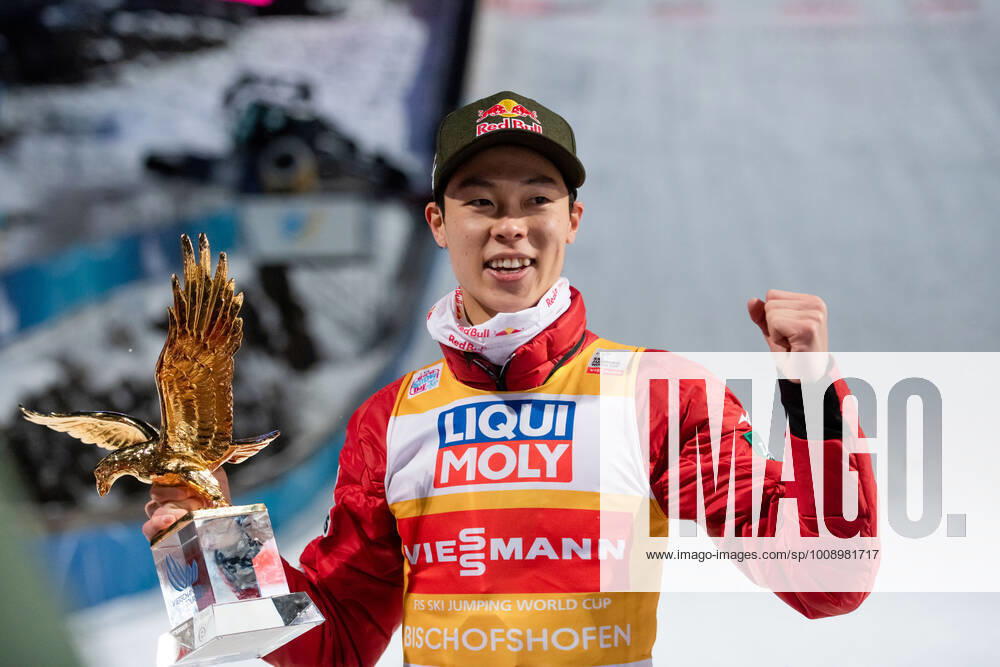 KW01 Ryoyu Kobayashi (Japan) jubelt ueber den Gesamtsieg bei der Tournee, AUT, Skispringen Vierschanzentournee, Dreikoenigsspringen Bischofshofen, 06.01.2022, Saison 2021 2022 AUT, Skispringen Vierschanzentournee, Dreikoenigsspringen Bischofshofen, 06.01.2022, Saison 2021 2022