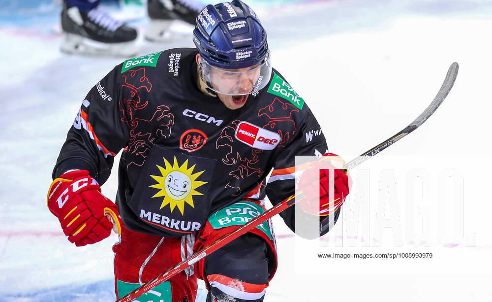 Duesseldorf, Eishockey, Penny DEL, Spieltag 40, PSD Bank Dome, Duesseldorfer EG gegen Eisbaeren Berlin. Carter Proft von Duesseldorfer EG jubelt nach seinem Treffer zum 1:0. Duesseldorfer EG - Eisbaeren Berlin