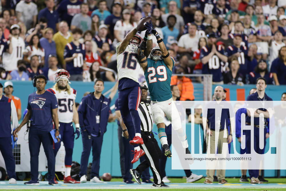 KW01 MIAMI GARDENS, FL - JANUARY 09: New England Patriots wide receiver Jakobi Meyers (16) catches a pass while defended by Miami Dolphins safety Brandon Jones (29) during the game between the New England Patriots and the Miami Dolphins on January 9, 2022 at Hard Rock Stadium in Miami Gardens, Fl. (Photo by David Rosenblum Icon Sportswire) NFL, American Football Herren, USA JAN 09 Patriots at Dolphins Icon22010982035
