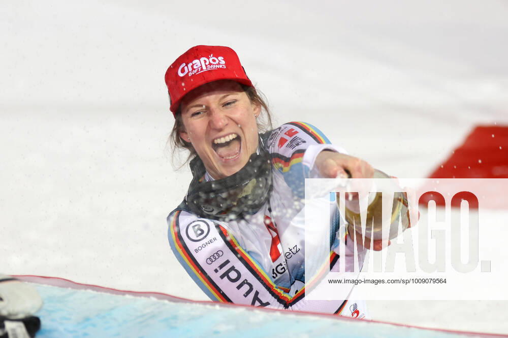 KW02 ALPINE SKIING - FIS WC Schladming SCHLADMING,AUSTRIA,11.JAN.22 - ALPINE SKIING - FIS World Cup, slalom, ladies. Image shows the rejoicing of Lena Duerr (GER). Keywords: champagne shower. GEPAxpictures xHaraldxSteiner