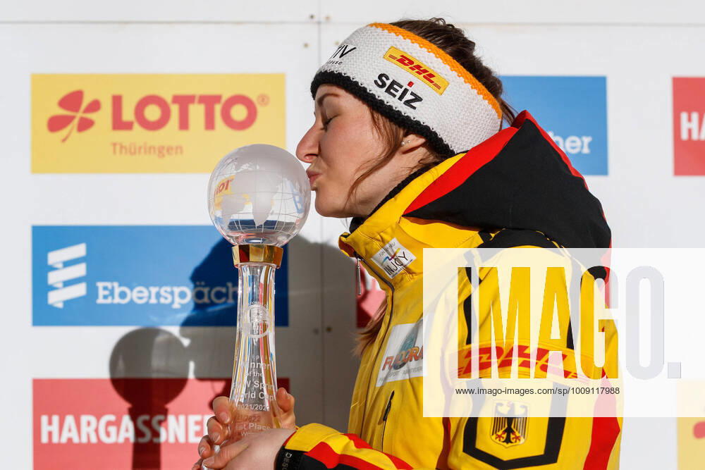 KW02 Julia Taubitz (GER, Deutschland) mit dem Pokal fuer den Sprint-Gesamtsieg; gewinnt die Gesamt-Weltcup-Wertung im Sprint, 1 14 2022, Oberhof (Deutschland), Eberspaecher Luge World Cup Oberhof