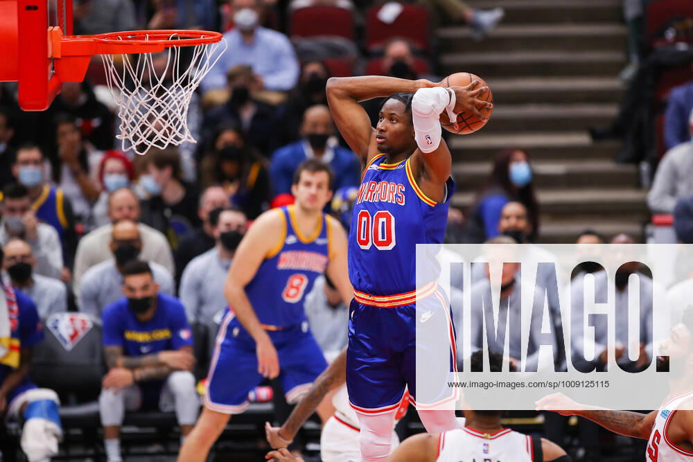 KW02 CHICAGO, IL - JANUARY 14: Golden State Warriors Forward Jonathan Kuminga (00) in action before slam dunking the balll during a NBA, Basketball Herren, USA game between the Golden State Warriors and the Chicago Bulls on January 14, 2022 at the United Center in Chicago, IL. (Photo by Melissa Tamez Icon Sportswire) NBA: JAN 14 Warriors at Bulls Icon22011422