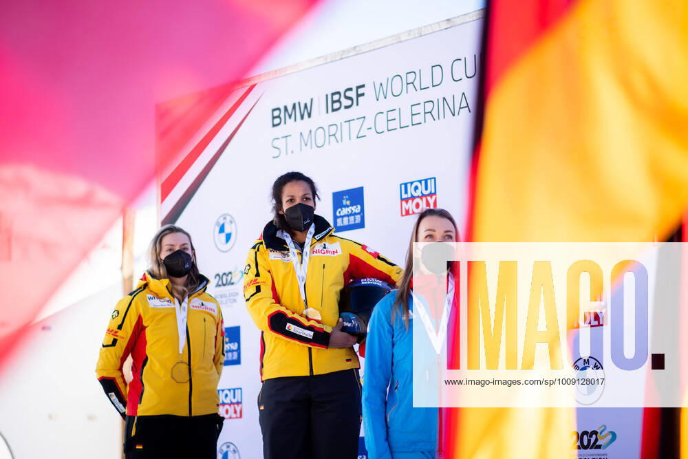 KW02 Laura Nolte (Deutschland, BSC Winterberg), Mariama Jamanka (Deutschland, BRC Thueringen), Nadezhda Sergeeva (Russland) auf dem Podium der Europameisterschaft, CH, IBSF Weltcup und Europameisterschaft, St. Moritz Monobob Damen, 15.01.2022, Saison 2021 2022 CH, IBSF Weltcup und Europameisterschaft, St. Moritz Monobob Damen, 15.01.2022, Saison 2021 2022