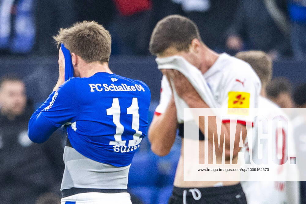 KW02 Fußball: 2. Bundesliga, Saison 2021 2022, 19. Spieltag, FC Schalke 04 - Holstein Kiel am 16.01.2022 in der Veltins Arena in Gelsenkirchen. Schalkes Marius Bülter (l) und Kiels Patrick Erras sind enttäuscht. DFL REGULATIONS PROHIBIT ANY USE OF PHOTOGRAPHS AS IMAGE SEQUENCES AND OR QUASI-VIDEO.