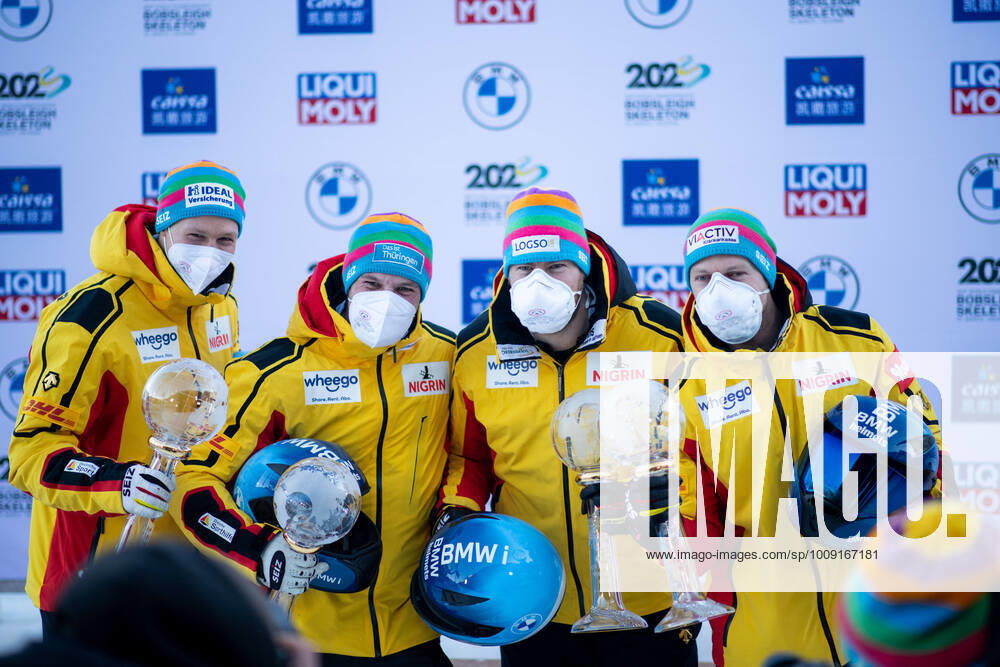 KW02 Francesco Friedrich, Martin Grothkopp, Alexander Roediger, Alexander Schueller (Deutschland) jubeln ueber den Sieg im Gesamtweltcup, CH, IBSF Weltcup und Europameisterschaft, St. Moritz Viererbob Maenner, 16.01.2022, Saison 2021 2022 CH, IBSF Weltcup und Europameisterschaft, St. Moritz Viererbob Maenner, 16.01.2022, Saison 2021 2022