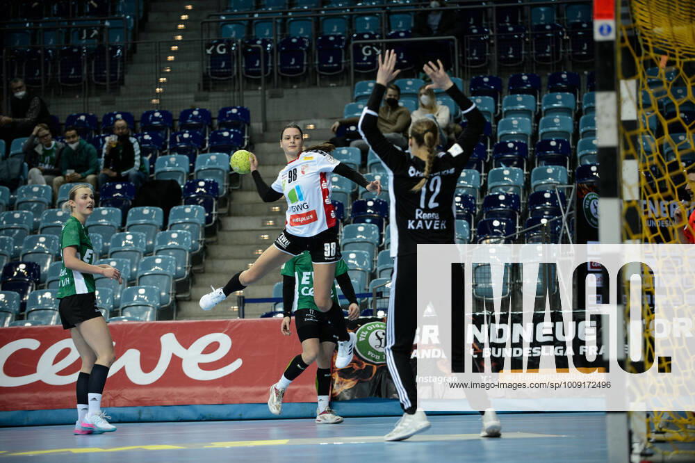 KW02 Marija Gudelj (98 SV Union Halle-Neustadt) gegen Nele Reese (12 VfL Oldenburg) bei der Partie VfL Oldenburg vs SV Union Halle-Neustadt. Handball, Bundesliga Frauen, Saison 2021 2022, 12. Spieltag