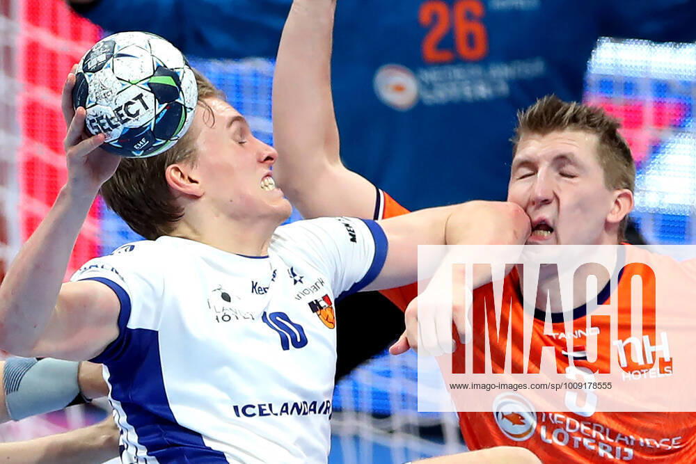KW02 Iceland v Netherlands: Men s EHF Euro 2022 Group B BUDAPEST, HUNGARY - JANUARY 16: Ivar Stavast of Netherlands and Gisli Thorgeir Kristjansson of Iceland during the Men s EHF EURO 2022 match between Iceland and Netherlands at Multifunctional Arena on January 16, 2022 in Budapest, Hungary. SanjinxStrukic PIXSELL