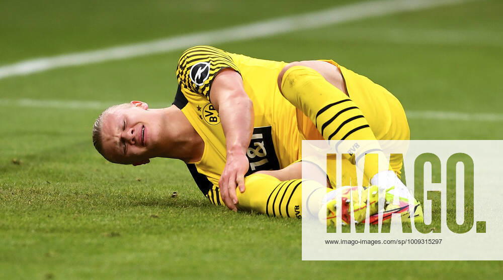 KW03 Fussball 1. Bundesliga Saison 2021 2022 20. Spieltag TSG 1899 Hoffenheim - Borussia Dortmund 22.01.2022 Erling Haaland (Borussia Dortmund) verletzt am Boden