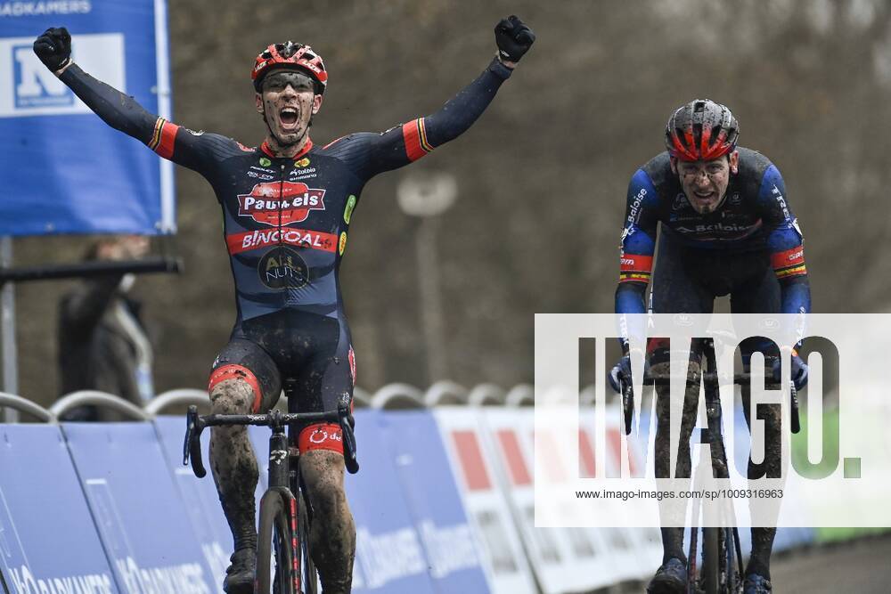 KW03 HAMME, BELGIUM - JANUARY 22 : SWEECK Laurens (BEL) of PAUWELS Sauzen - BINGOAL winning in a sprint from AERTS Toon (BEL) of BALOISE TREK LIONS during the Rectatvit Flandriencross race, the 6th leg of the men elite X2O badkamers trophy cyclocross race at the Meulenbroek track on January 22, 2022 in Hamme, Belgium, 22 01 2022 ( X2O Badkamers Trophy Cyclocross Flandriencross 2022 PhotoNews Panoramic