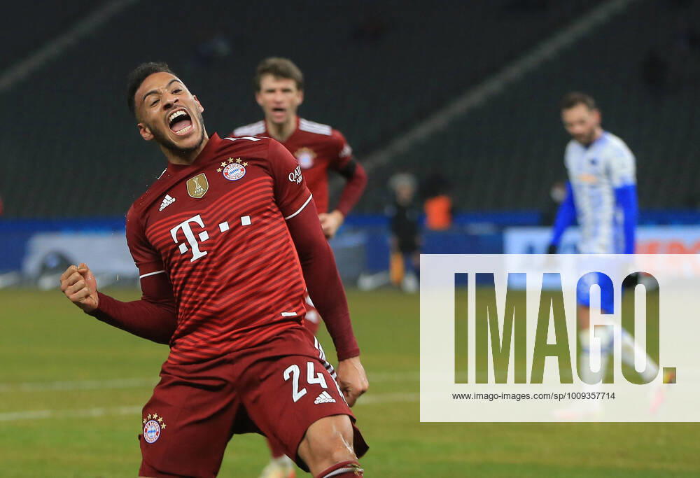 Fussball 1.Bundesliga, Hertha BSC Berlin - FC Bayern Muenchen, v.l. Corentin Tolisso (FC Bayern Muenchen) celebrate the goal, Der Torjubel zum 0:1 Berlin