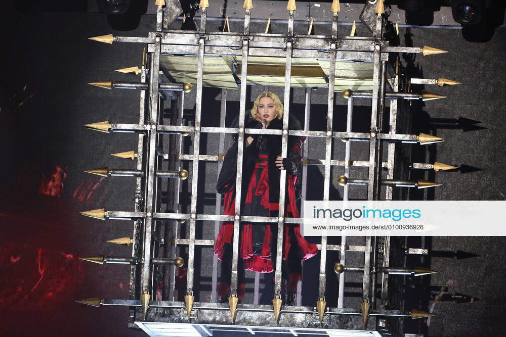 19 Konzert: Madonna, Saengerin Madonna (Madonna Louise Veronica Ciccone) auf Rebel Heart Tour live in der Berliner Mercedes-Benz Arena am 10.11.2015. Pop, Popmusik, Rock, Mercedes-Benz-Arena, MBA, O2 World, O2World, Musik Berlin Deutschland, Germany