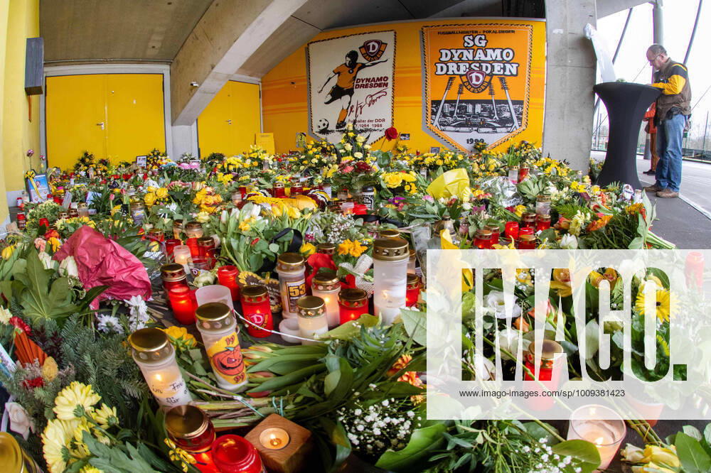 KW04 GER Sachsen Dresden Dynamo Dresden - Hans- Jürgen Dörner Minigedenkstätte im Dynamostadion Rudolf Harbig Stadion mit einem Blumenmeer Blumen in schwarz gelb und ein Kondolenzbuch für den Ex Nationalspieler der in der vergangenen Woche an Krebs verstarb - Ehrung Gedenken Idol Legende bearbeitet 2401.22 24.01.22