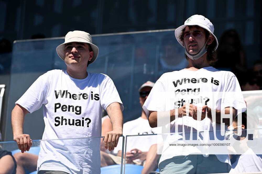 KW04 TENNIS AUSTRALIAN OPEN, Spectators are seen in the crow ahead of the Men?s doubles quarterfinal match between Nick Kyrgios and Thanasi Kokkinakis of Australia and Tim Puetz of Germany and Michael Venus of New Zealand on Day 9 of the Australian Open, at Melbourne Park, in Melbourne, Tuesday, January 25, 2022. ( NO ARCHIVING, , NO USE IN BOOKS WITHOUT CONSENT MELBOURNE VIC AUSTRALIA