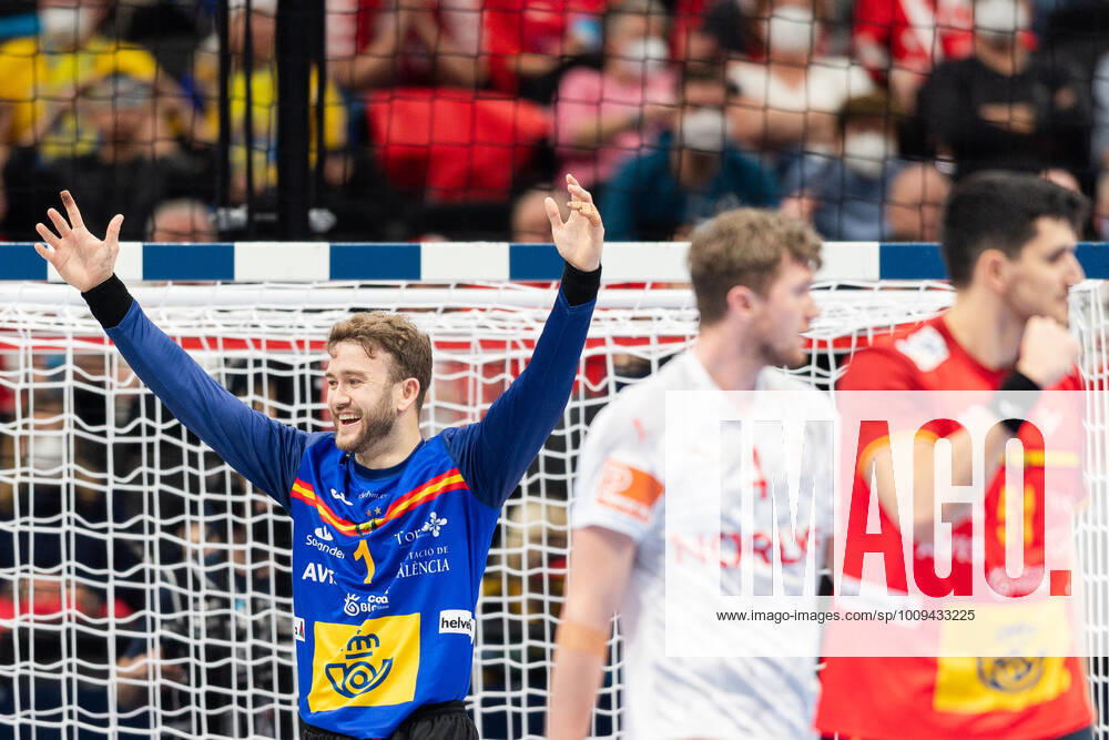Goalkeeper Gonzalo Perez de Vargas Moreno of Spain celebrates after the 2022 EHF European Handball Championship semifinal match between Spain and Denmark on January 28, 2022 in Budapest. Photo: Johanna Lundberg BILDBYRAN kod JL JL0234 bbeng ehf euro 2022 em 2022 european men?s handball championship 2022 handball handboll handbolls-em 2022 handball handball-em 2022 semifinal danmark denmark spain spanien jubel