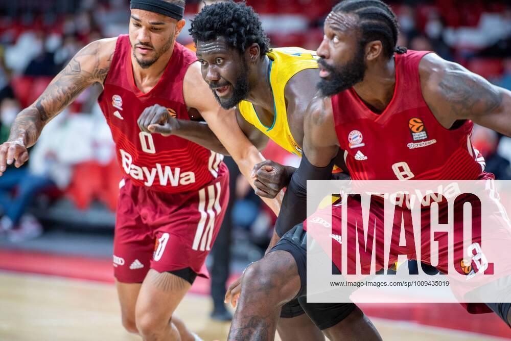 KW04 Nick Weiler-Babb 0 (FC Bayern), Christ Koumadje 21 (Alba Berlin), Othello Hunter 8 (FC Bayern), FC Bayern Basketball vs. Alba Berlin, easyCredit BBL, 28.01.2022 Muenchen Bayern Deutschland