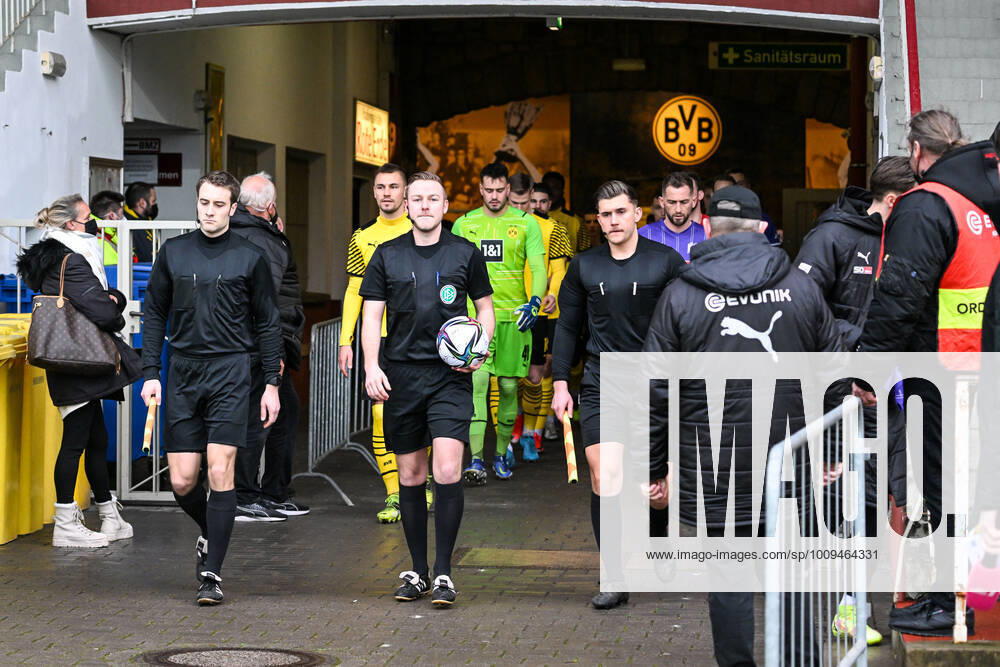 Mannschaften vor dem Spiel, Borussia Dortmund II vs. VfL Osnabrueck , 3. Liga, 24. Spieltag, 29.01.2022 DFB regulations prohibit any use of photographs as image sequences and or quasi-video