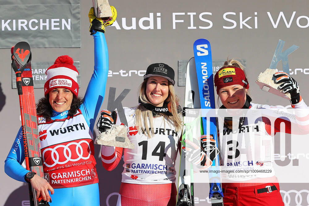 KW04 ALPINE SKIING - FIS WC Garmisch-Partenkirchen GARMISCH-PARTENKIRCHEN,GERMANY,30.JAN.2022 - ALPINE SKIING - FIS World Cup, Super G, ladies, award ceremony. Image shows Federica Brignone (ITA), Cornelia Huetter (AUT) and Tamara Tippler (AUT). GEPAxpictures xThomasxBachun