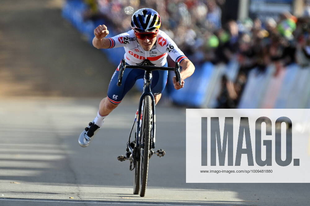 KW04 British Thomas Pidcock balances on his bike in superman pose, to celebrate as he crosses the finish line to win the men s elite race at the World Championship, WM, Weltmeisterschaft cyclocross cycling in Fayetteville, Arkansas, United States, Sunday 30 January 2022. The world championships are taking place from 28 until 30 January. DAVIDxSTOCKMAN x6770798x