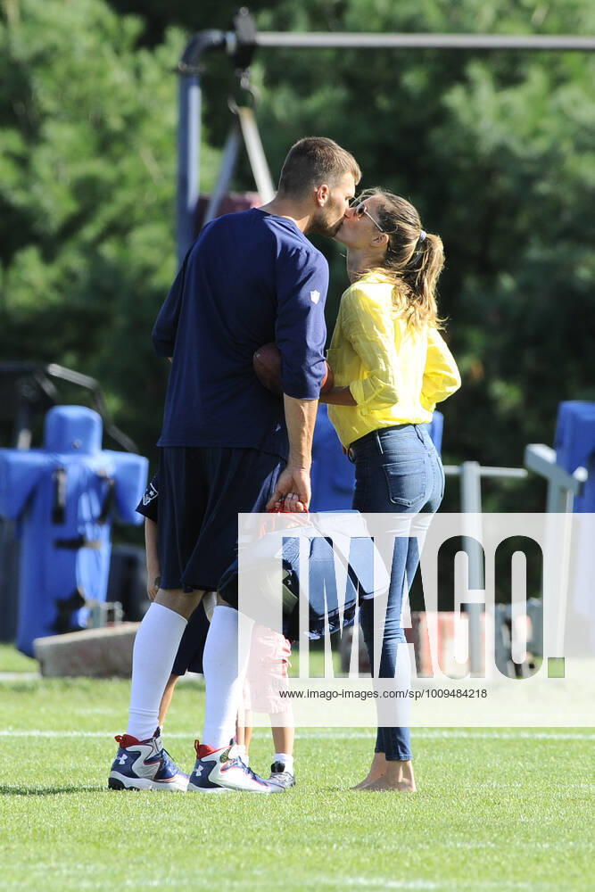 Multiple sources report that seven time Super Bowl Champion, Tom Brady, will announce his retirement from the NFL, American Football Herren, USA CSM..August 15, 2013 - Foxborough, Massachusetts, U.S. - New England Patriots quarterback Tom Brady (12) gives his wife Gisele Bundchen a kiss at the end of the New England Patriots training camp at Gillette Stadium in Foxborough Massachusetts. CSM Foxborough USA - ZUMAc04_ 20220129_zaf_c04_342
