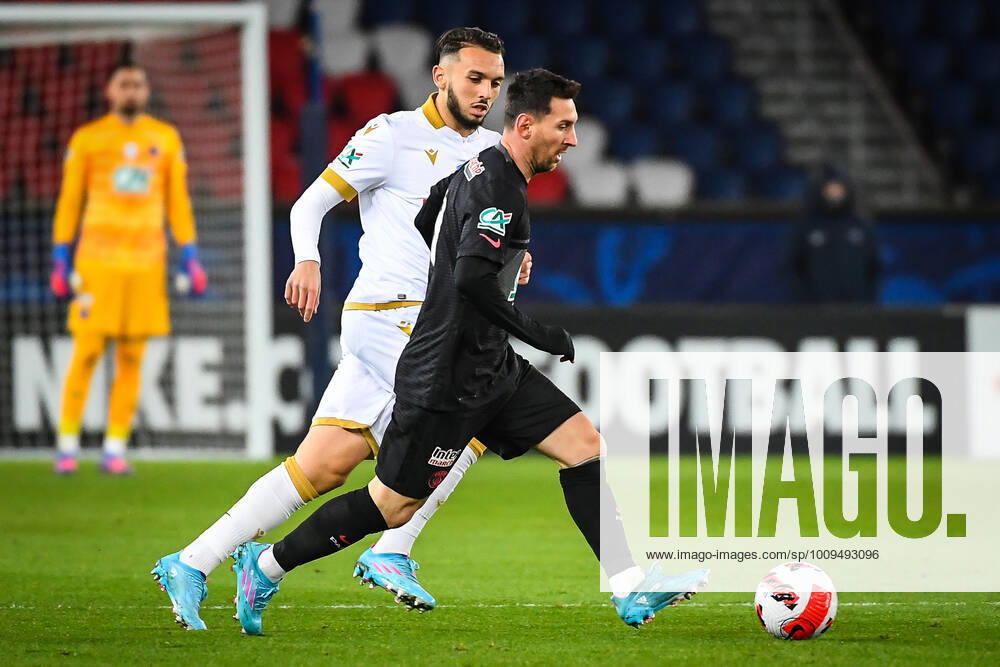 Amine GOUIRI of Nice and Lionel (Leo) MESSI of PSG during the French Cup match between Paris Saint-Germain (PSG) and OGC Nice at Parc des Princes stadium on January 31, 2022 in Paris, France. Paris France - ZUMAm308 20220131_zsp_m308_001