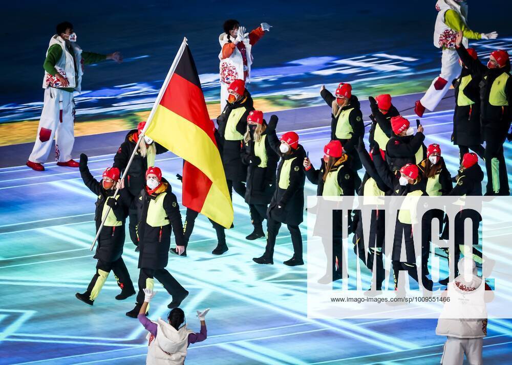 BEIJING - Claudia Pechstein and Francesco Friedrich carry the German flag during the opening ceremony of the 2022 Winter Olympics at the Bird s Nest Stadium in Beijing, China. ANP VINCENT JANNINK Beijing ANPx IVx