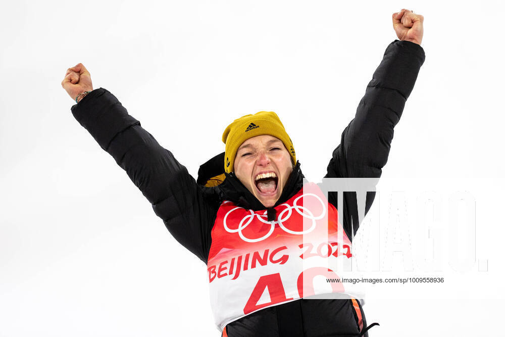 KW05 OLYMPICS - Winter Olympic Games, Olympische Spiele, Olympia, OS Beijing 2022 ZHANGJIAKOU,CHINA,05.FEB.22 - OLYMPICS, NORDIC SKIING, Ski jumping, Skispringen, Ski, nordisch - Winter Olympic Games Beijing 2022, normal hill, ladies, flower ceremony. Image shows the rejoicing of Katharina Althaus (GER). GEPAxpictures Klansek