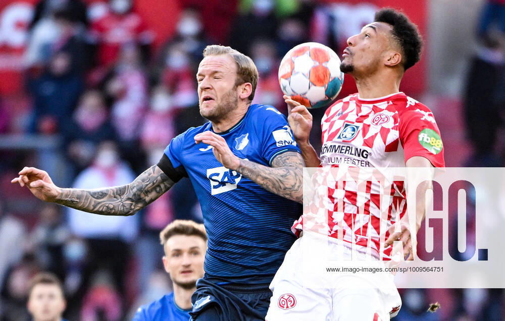 Fussball 1.Bundesliga, 1.FSV Mainz 05 - TSG 1899 Hoffenheim v.l. Kevin Vogt (1899 Hoffenheim), Karim Onisiwo (FSV Mainz 05) Mainz