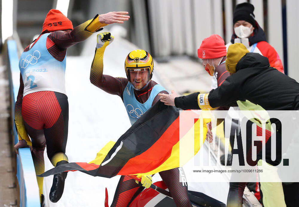 KW05 BEIJING, CHINA - FEBRUARY 6, 2022: Germany s Johannes Ludwig (C) celebrates with fellow lugers as he wins gold in the men s singles luge at the Yanqing National Sliding Centre during the 2022 Winter Olympic Games, Olympische Spiele, Olympia, OS Anton Novoderezhkin TASS TS1219A4