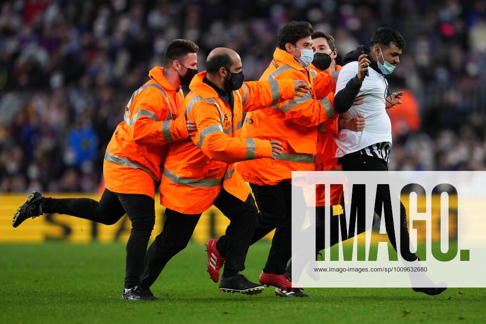 ESP: FC Barcelona, Barca Atletico de Madrid. La Liga Santander A fan invades the field during the La Liga match between FC Barcelona and Atletico de Madrid played at Camp Nou Stadium on February, 2022 in Barcelona, Spain.
