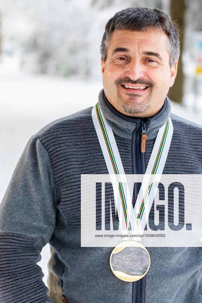 GER, Fotoshooting mit Georg Hackl und Gunda Niemann-Stirnemann, 30 Jahre nach den Olympischen Spielen in Albertville als sie nationale Sportgeschichte schrieben. Als Erste gewannen sie in der ersten deutschen Olympia-Mannschaft nach der Wiedervereinigung Gold. Georg Hackl mit der Olympischen Goldmedaille aus Albertville,1992 Oberhof Rennsteig Thueringer Wald Grenzadler Thueringen Germany