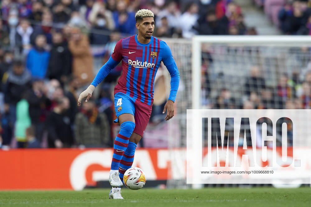 FC Barcelona, Barca v Club Atletico de Madrid - La Liga Santander Ronald Araujo of Barcelona controls the ball during the LaLiga Santander match between FC Barcelona and Club Atletico de Madrid at Camp Nou on February 6, 2022 in Barcelona, Spain. Barcelona Spain
