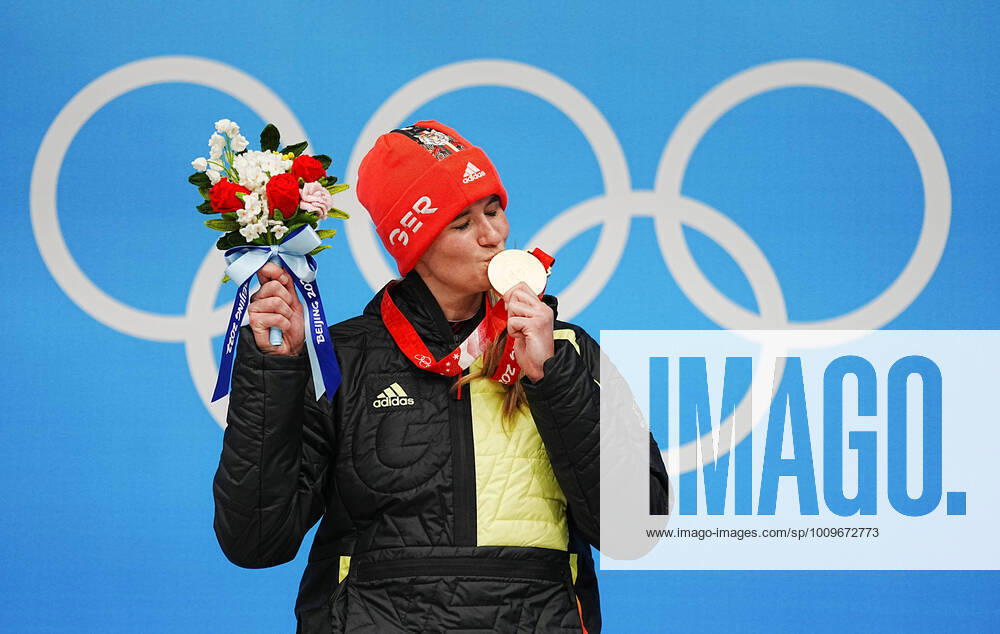 KW06 (220208) -- BEIJING, Feb. 8, 2022 -- Gold medallist Natalie Geisenberger of Germany celebrates during the awarding ceremony after women s singles run?of luge event?at the Yanqing?National Sliding Centre in Yanqing?district of Beijing, capital of China, Feb. 8, 2022. ) (BEIJING2022)CHINA-BEIJING-YANQING-OLYMPIC Winter games, Winterspiele,Spiele, Summer games LUGE-WOMEN S SINGLES (CN) JiangxWenyao