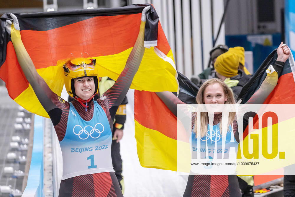 KW06 CHN, Olympische Winterspiele, Peking 2022 08.02.2022, National Sliding Centre, Yanqing, CHN, Olympische Winterspiele, Peking 2022, Rodeln, Einsitzer, Damen, 4. Lauf, im Bild v.l. Natalie Geisenberger (GER), Anna Berreiter (GER) f.l. Natalie Geisenberger of Germany, Anna Berreiter of Germany reacts after her 4th run of women s Luge single seater competition for the Winter Olympic Games, Olympische Spiele, Olympia, OS Beijing 2022. National Sliding Centre in Yanqing, China on 2022 02 08. Yanqing China National Sliding Centre