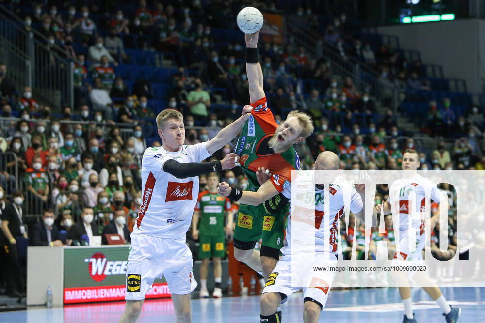 Handball, Liqui Moly HBL, SC Magdeburg - GWD Minden v.l. Fynn Hermeling (Minden, 77), Matthias Musche (Magdeburg, 6), Tomas Urban (Minden, 50) wirft Tor, Torschuetze, erzielt Tor, Treffer, scores the goal Zweikampf, Duell, Kampf, tackle Magdeburg