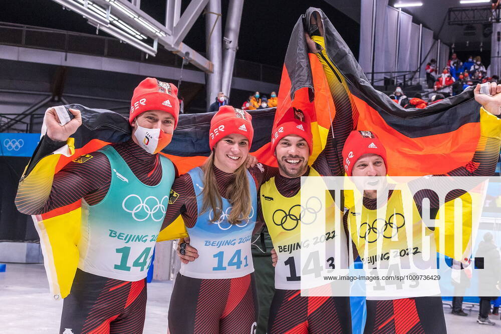 National Sliding Centre, Yanqing, CHN, Olympische Winterspiele, Peking 2022, Rodeln, Teamstaffel, im Bild Goldmedaillengewinner und Olympiasieger Team Deutschland mit Natalie Geisenberger (GER), Johannes Ludwig (GER), Tobias Wendl und Tobias Arlt (GER) Gold medalist and Olympic champion Team Germany with Natalie Geisenberger (GER) Johannes Ludwig (GER) Tobias Wendl und Tobias Arlt (GER) react after the Team Relay Competition for the Winter Olympic Games, Olympische Spiele, Olympia, OS Beijing 2022. National Sliding Centre in Yanqing, China on 2022 02 10. Expa Yanqing