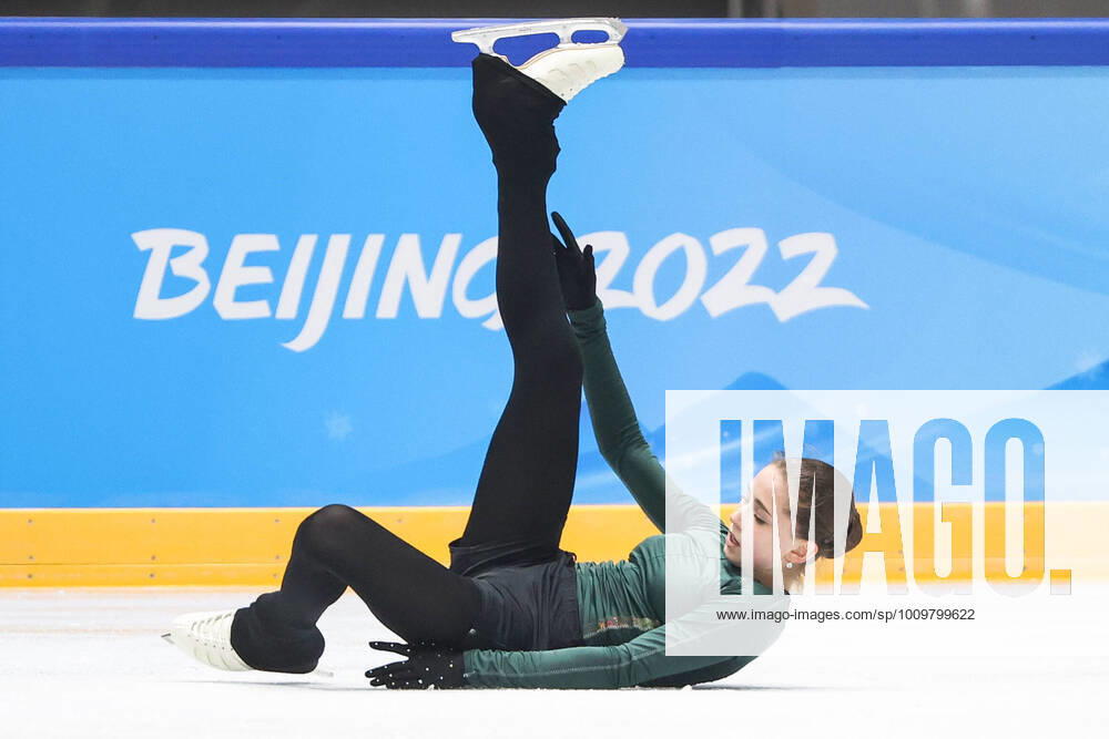 KW06 BEIJING, CHINA – FEBRUARY 13, 2022: ROC figure skater Kamila Valiyeva falls during a training at the Capital Indoor Stadium during the Beijing 2022 Winter Olympic Games, Olympische Spiele, Olympia, OS Valery Sharifulin TASS TS122D0E