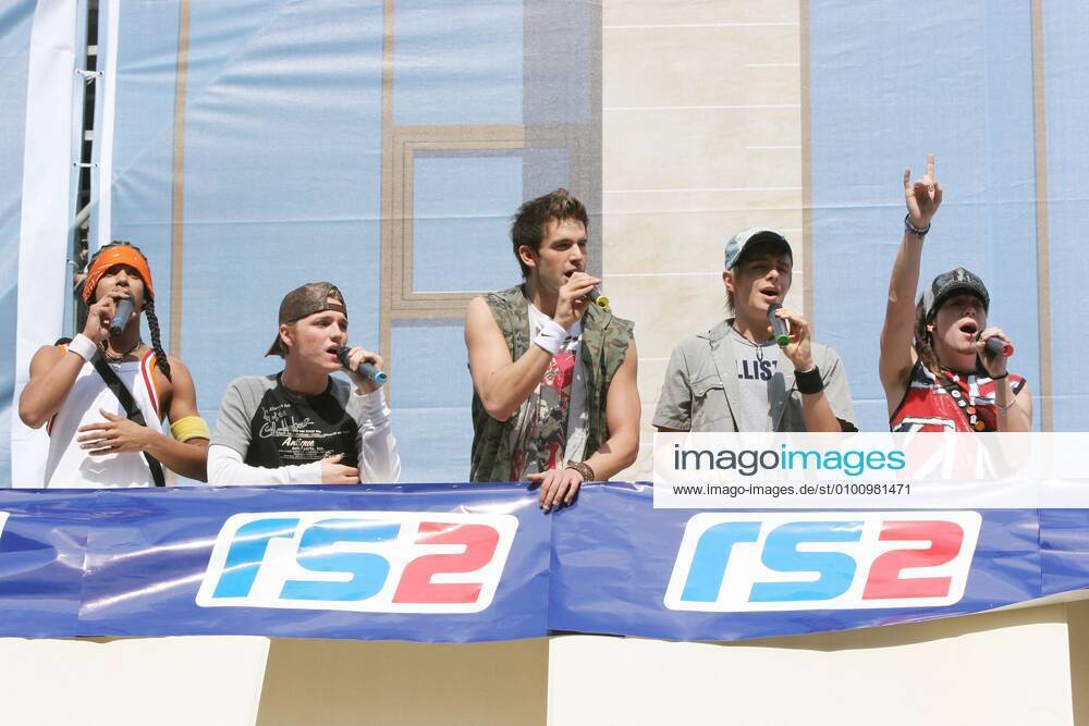 30 Die Band US 5, Richie, Izzy, Jay, Michael, Chris, Kurzauftritt und Autogrammstunde zum Richtfest der Schlossgalerie Steglitz in Berlin, Musik, Pop, Boyband, US5, Berlin Deutschland, Germany