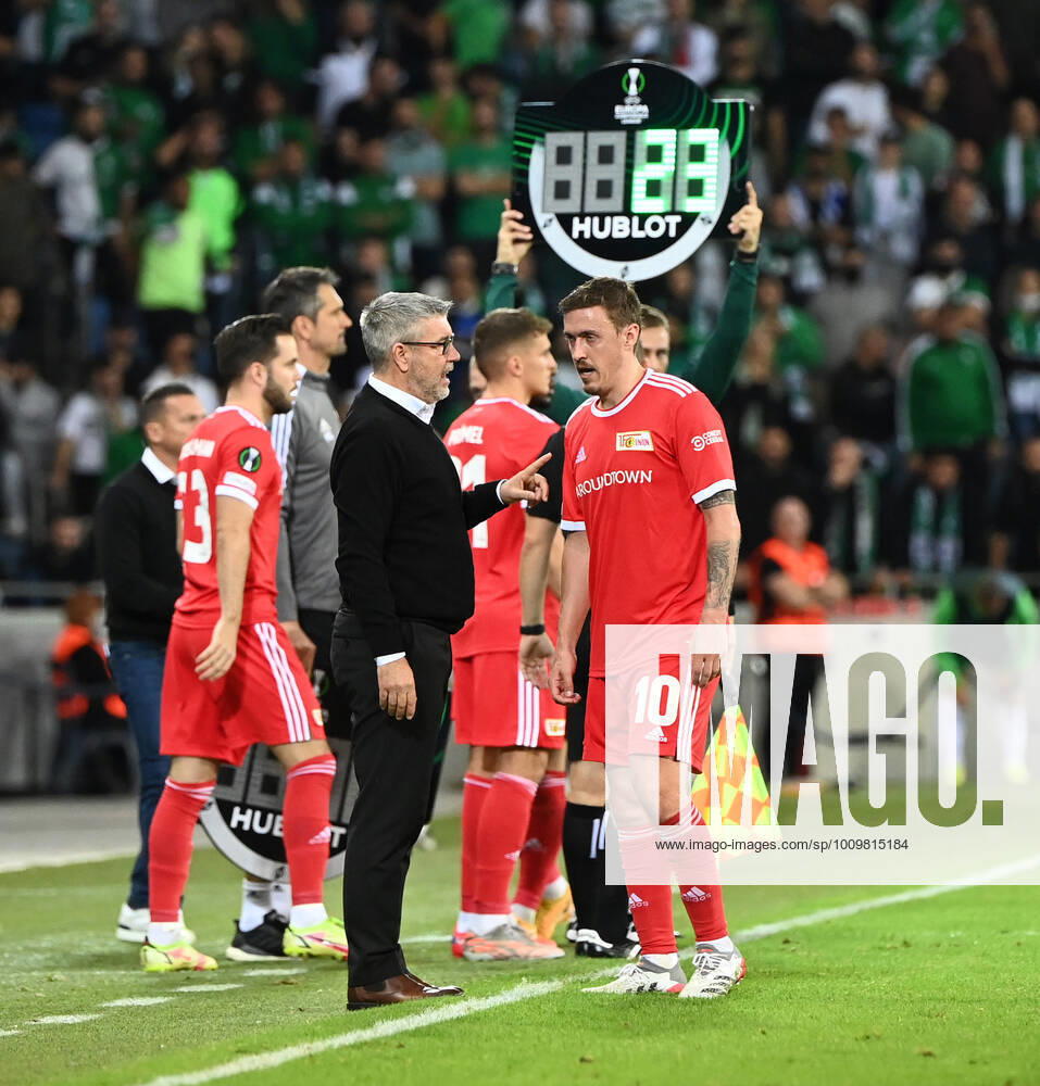 Fussball, Herren, Saison 2021 2022, UEFA Europa Conference League (Gruppe E, 5. Spieltag), Maccabi Haifa - 1. FC Union Berlin, v. l. Trainer Urs Fischer (1. FC Union Berlin), Max Kruse (1. FC Union Berlin), 25.11. 2021,