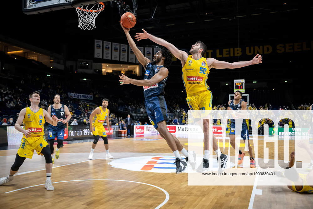 KW06 Basketball Berlin 13.02.2022 Saison 2021 2022 easyCredit-BBL 1. Bundesliga Alba Berlin - HAKRO Merlins Crailsheim Terrell Harris (Crailsheim, No.08) Javel Zoosman (Alba Berlin, No.50)
