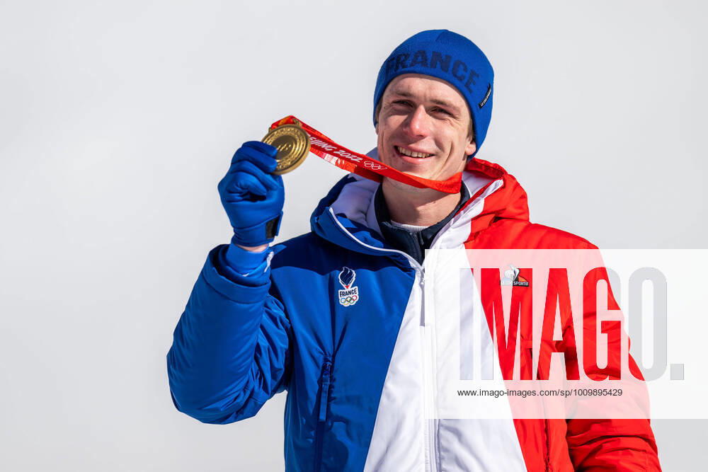 KW 07 220216 Clement Noel of France celebrates with his gold medal after men?s alpine skiing slalom during day 12 of the 2022 Winter Olympics on February 16, 2022 in Beijing. Photo: Maxim Thore BILDBYRAN kod MT MT0325 alpint alpine Olympic Games, Olympische Spiele, Olympia, OS olympics winter olympics os ol olympiska spel vinter-os olympiske leker peking peking 2022 beijing 2022 beijing 2022 olympic games beijing 2022 winter olympic games peking-os beijing-ol vinter-ol 12 bbeng guld gull Jubel