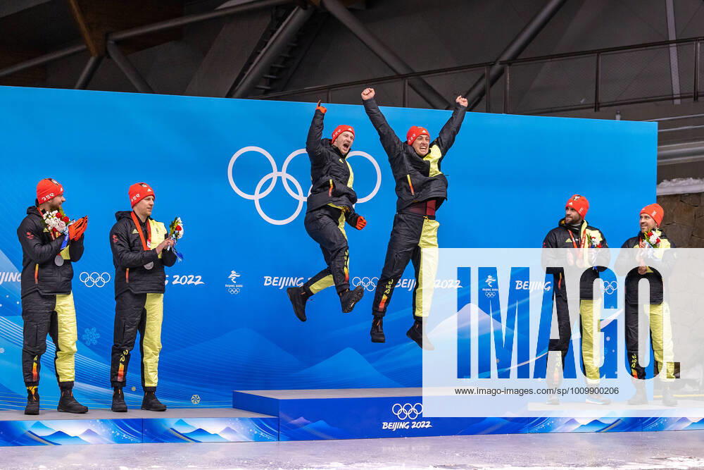 KW 07 CHN, Olympische Winterspiele, Peking 2022 15.02.2022, National Sliding Centre, Yanqing, CHN, Olympische Winterspiele, Peking 2022, Bob, Zweierbob, Herren, Medaillen Zeremonie, im Bild v.l. Silbermedaillengewinner Johannes Lochner mit Florian Bauer (GER), Goldmedaillengewinner und Olympiasieger Francesco Friedrich mit Thorsten Margis (GER), Bronzemedaillengewinner Christoph Hafer mit Matthias Sommer (GER) Left to right: Silver medalist Johannes Lochner with Florian Bauer of Germany Gold medalist and Olympic champion Francesco Friedrich with Thorsten Margis of Germany Bronze medalist Christoph Hafer with Matthias Sommer of Germany during the Medal Award Ceremony of men Doubles Bobsleigh Competition for the Winter Olympic Games, Olympische Spiele, Olympia, OS Beijing 2022. National Sliding Centre in Yanqing, China on 2022 02 15. Yanqing China National Sliding Centre