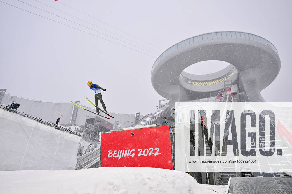 (220217) -- ZHANGJIAKOU, Feb. 17, 2022 -- Espen Andersen of Norway competes during Ski jumping, Skispringen, Ski, nordisch competition round of nordic combined team gundersen large hill 4x5km at the National Ski Jumping Centre in Zhangjiakou, north China s Hebei Province, Feb. 17, 2022. ) (BEIJING2022) CHINA-ZHANGJIAKOU-OLYMPIC Winter games, Winterspiele,Spiele, Summer games NORDIC COMBINED (CN) JiangxKehong